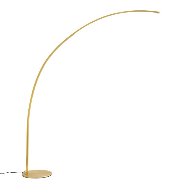 Goldfarbene Bogenstehleuchte mit flachem, rundem Standfuß und schlankem, gebogenem Arm.