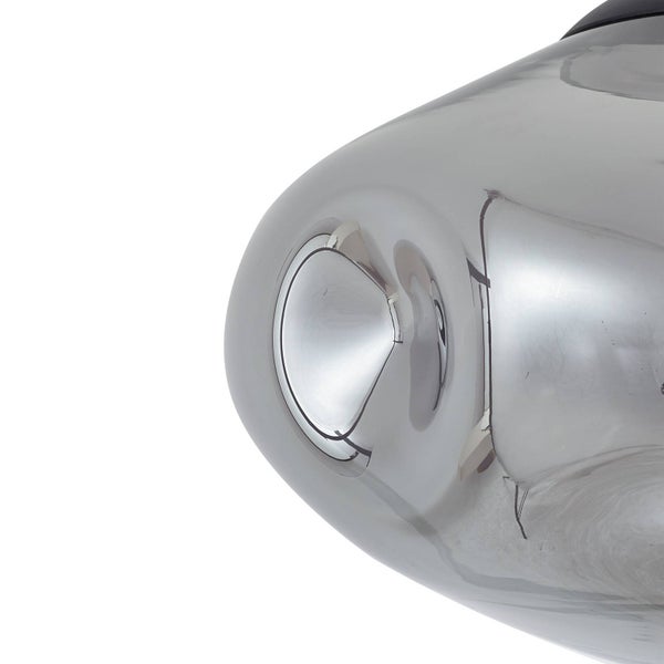 Detailaufnahme eines Lampenschirms aus Glas mit spiegelnder Oberfläche.