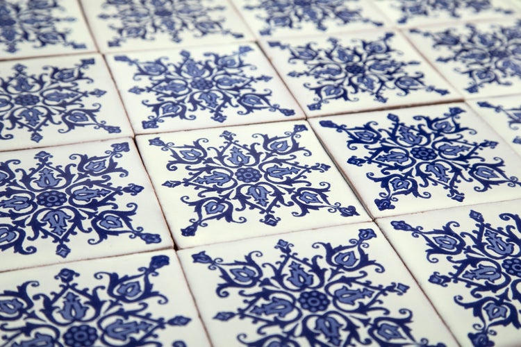 Fliesen mit blauem Ornamentmuster