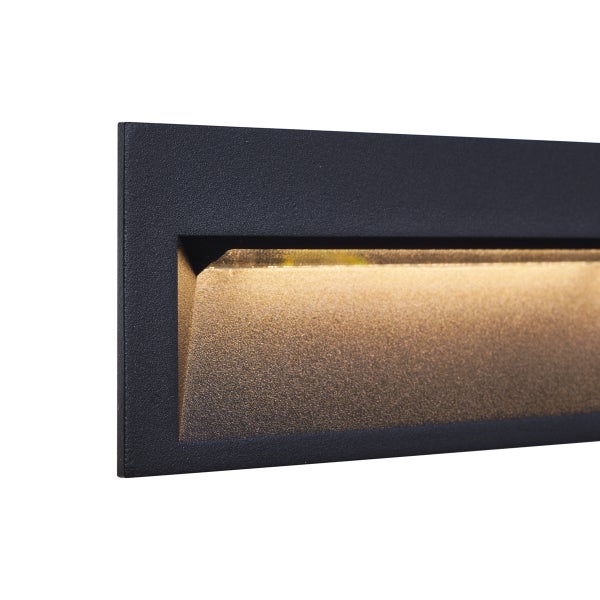 Rechteckige schwarze LED Wandleuchte mit warmweißem Lichtaustritt aus einer Vertiefung.
