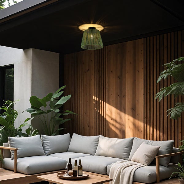 Moderne Außenterrasse mit hellgrauem Ecksofa, Holzmöbeln und gewebter Deckenleuchte vor einer Holzwand mit vertikalen Lamellen.