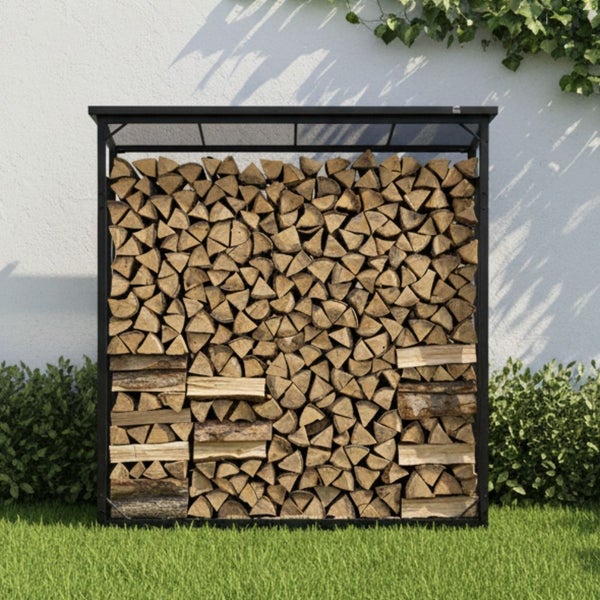 Brennholzregal aus Metall mit Holz auf Rasen