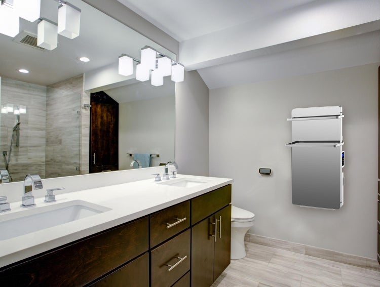 Badezimmer mit Waschtisch, Spiegel, Handtuchwärmer und Toilette