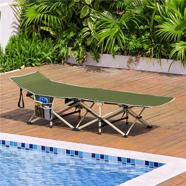 Grüne Feldbettliege mit Seitentaschen neben einem Pool