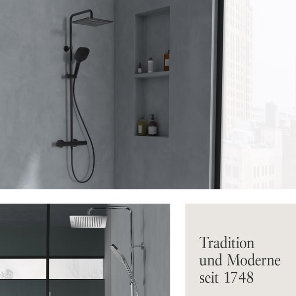 Modernes Badezimmer mit Dusche, Duschsystem mit Regendusche und Handbrause an der grauen Wand, Wandnische mit Pflegeprodukten