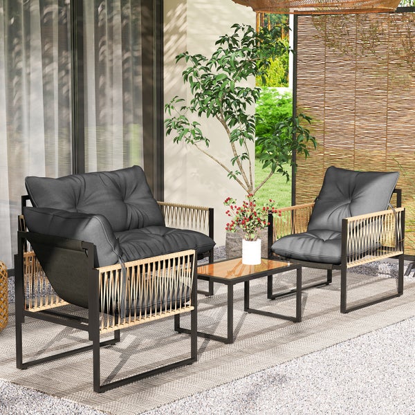 Modernes Garten-Lounge-Set mit zwei Sesseln aus Metall mit Seilbespannung und dunkelgrauen Kissen sowie einem Beistelltisch auf einer Terrasse.