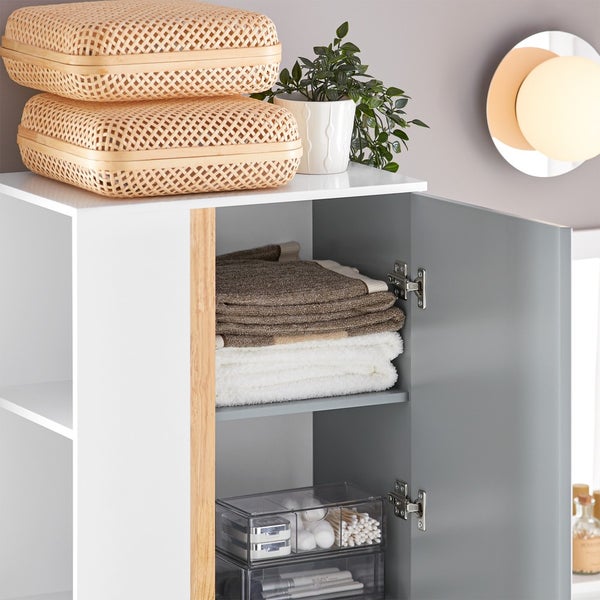 Badezimmerschrank mit Handtüchern und Aufbewahrungsboxen