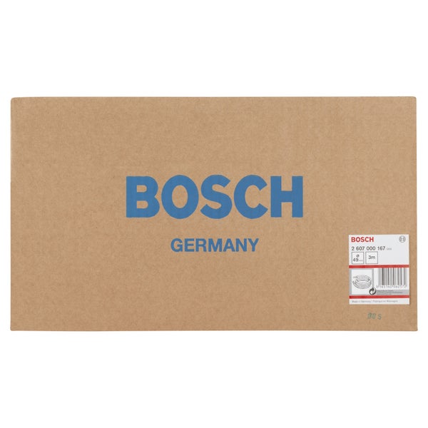 Wohnzimmer mit Sofa, Couchtisch und Teppich