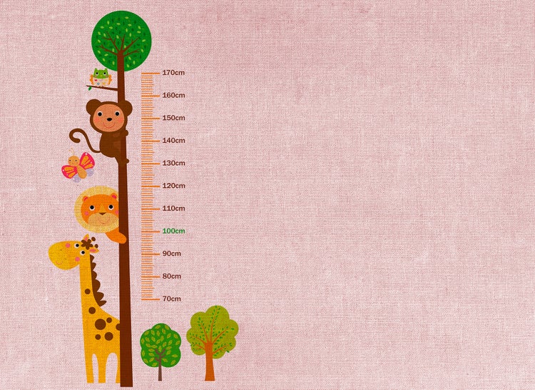 Messlatte für Kinder mit Tiermotiven wie Giraffe, Löwe und Affe, Skala von 70 Zentimeter bis 170 Zentimeter.