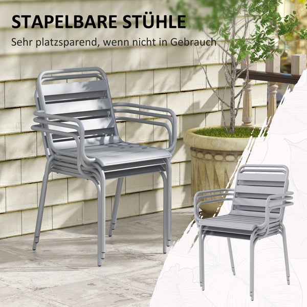 Stapelbare Gartenstühle aus Metall auf einer Terrasse, platzsparendes Design.