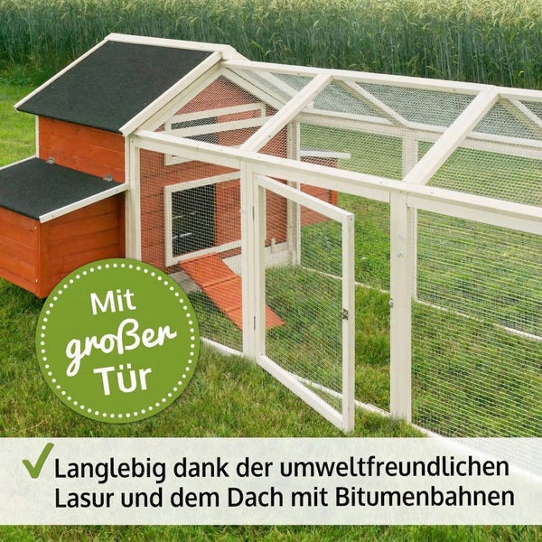 Großer Hühnerstall mit weißem Holzrahmen und stabilem Drahtgitter inklusive Holzhäuschen mit Rampe. Maße: 301 mal 171 mal 113 Zentimeter.