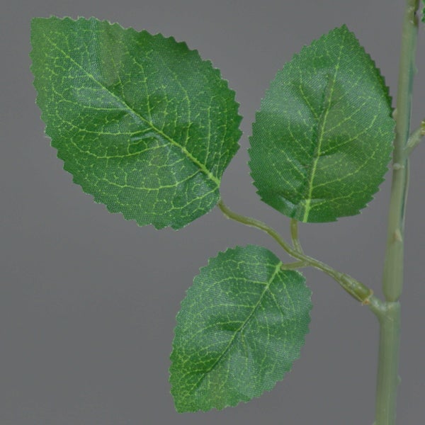 Künstliche Rose mit weißer Blüte und grünen Blättern am Stiel.