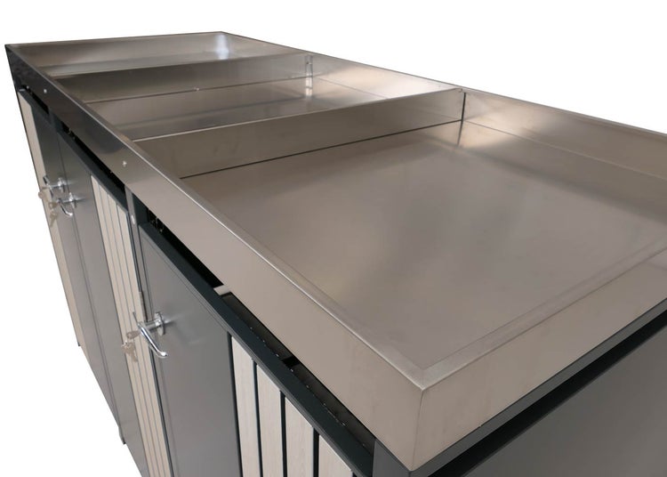 Detailansicht einer Aufbewahrungstruhe mit Arbeitsfläche.