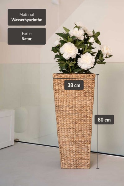Quadratischer Pflanzkübel aus Wasserhyazinthe in Natur, 38 Zentimeter breit und 80 Zentimeter hoch, dekoriert mit weißen Blumen.
