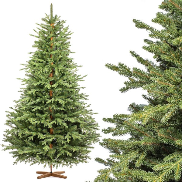Künstlicher Weihnachtsbaum mit realistischem Nadelschnitt auf einem kreuzförmigen Ständer.