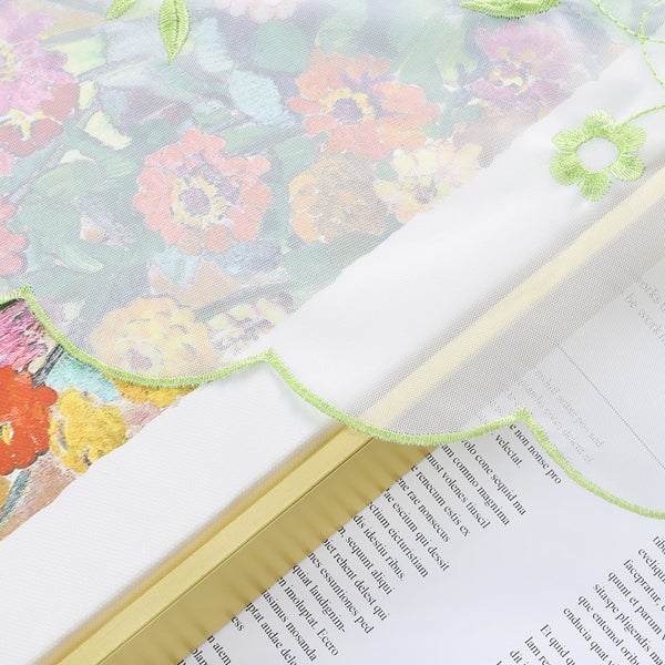 Tischdecke mit Blumenmuster und Buch