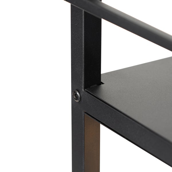 Detailaufnahme eines Metallregals mit Schraubenverbindung