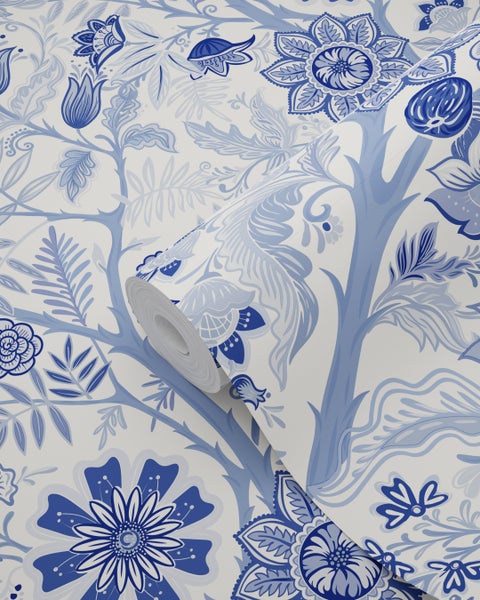 Vliestapete mit floralem Ornamentmuster und botanischen Motiven in Blau.