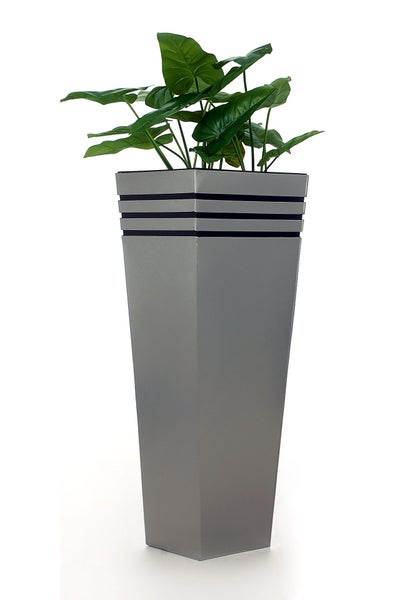 Hoher quadratischer Pflanzkübel in Silber-Metallic mit dekorativen Streifen und grüner Pflanze.
