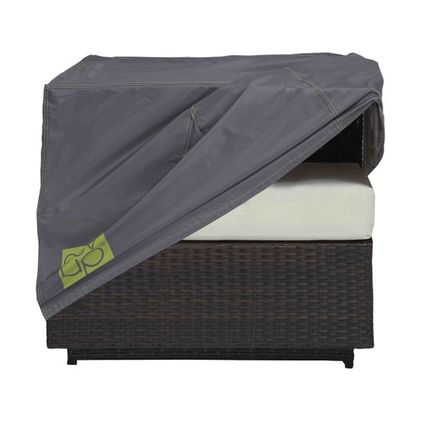Wetterschutzhülle für Gartenmöbel in Grau aus atmungsaktivem Material, teilweise über einen Sessel mit Sitzpolster gezogen, AeroCover Logo.