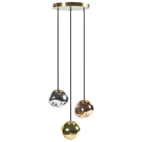 Dreiflammige Pendelleuchte mit unregelmäßig geformten Glaskugeln in Silber, Gold und Kupfer an schwarzen Kabeln.