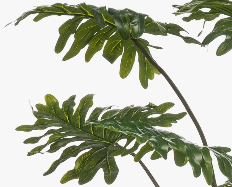 Künstliche Sukkulente im Tontopf mit dunklem Kies.