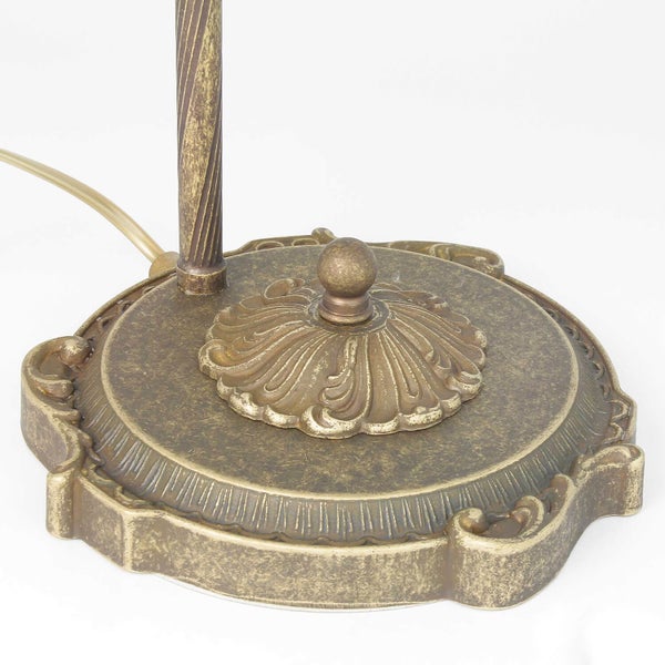 Detailaufnahme des Sockels einer Stehlampe aus Metall mit dekorativen Elementen