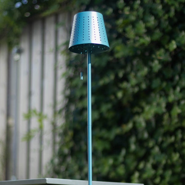 Hohe Solar-Außenstehleuchte mit gelochtem Lampenschirm und Zugschalter.