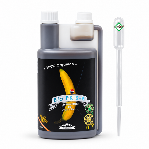 Eine Flasche Bio PK 5 8 Blütestimulator für Pflanzen mit einer Pipette für die Dosierung.