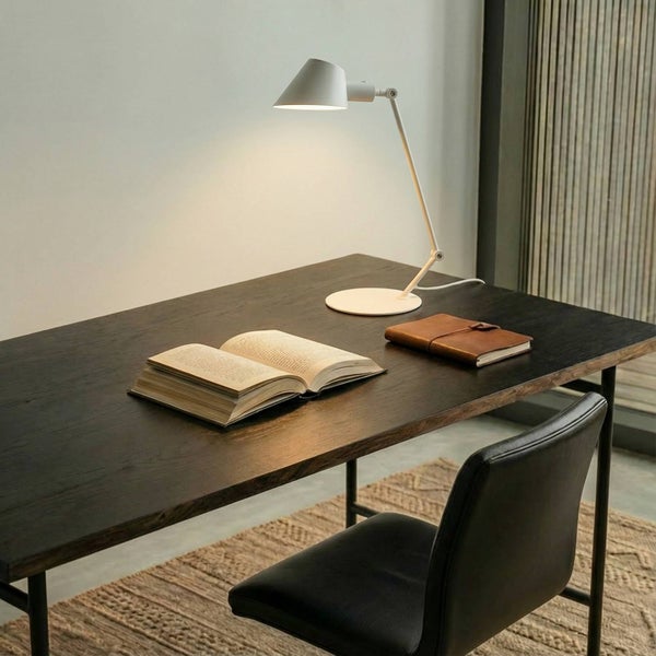 Szene mit Schreibtisch, Lampe, Buch und Notizbuch für Arbeitsbereichgestaltung