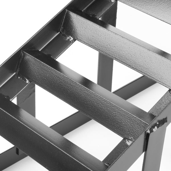 Detailansicht eines Regals aus Metall