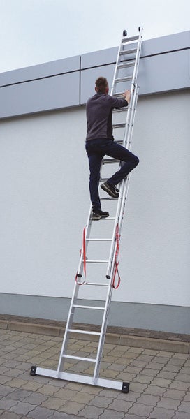 Eine Person steigt auf eine Aluminium Mehrzweckleiter vor einem Gebäude.
