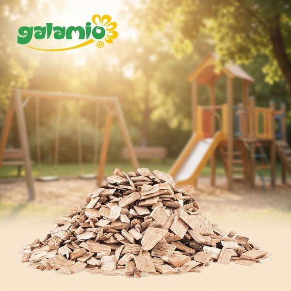 Galamio Logo über einem Haufen heller Fallschutz-Hackschnitzel vor einem unscharfen Spielplatz mit Schaukel und Klettergerüst.