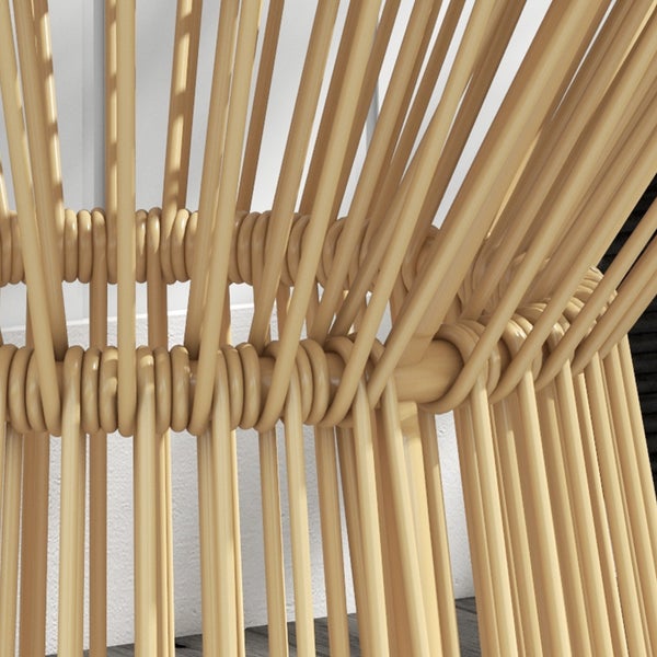 Szene mit Korbsessel, Beistelltisch aus Rattan und dekorativen Elementen im Außenbereich.