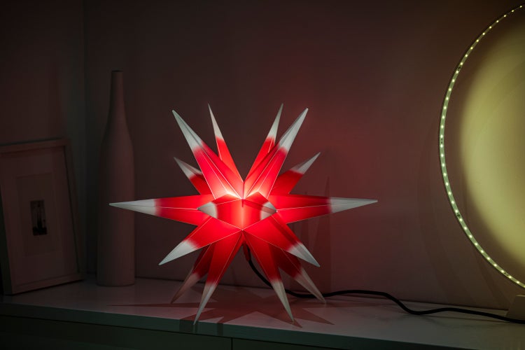 Quadratische Wandleuchte aus Metall an der Wand