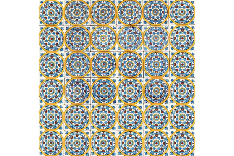 Quadratische Fliesen mit blauem und braunem floralem Kreismuster