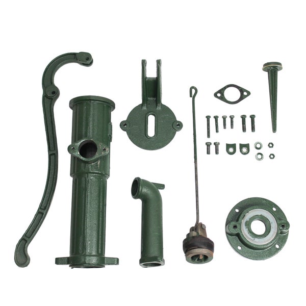 Einzelteile einer Schwengelpumpe aus grünem Gusseisen bestehend aus Gehäuse, Schwengel, Auslauf, Kolben und Montagematerial.