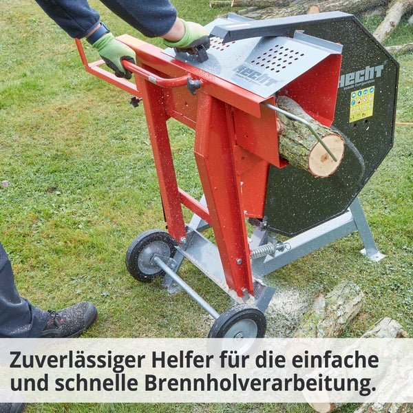 Brennholzsäge beim Schneiden eines Holzscheits im Garten