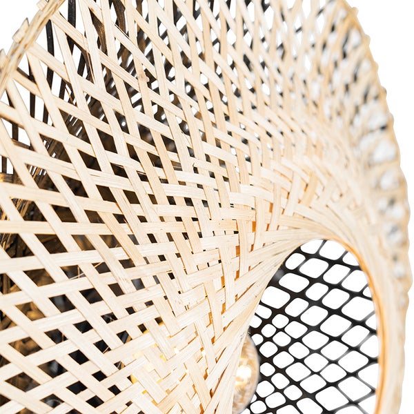 Nahaufnahme einer Lampe aus geflochtenem Bambus