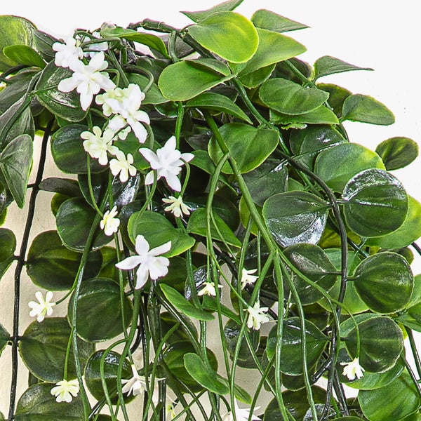 Künstliche Hängepflanze mit grünen Blättern und kleinen weißen Blüten.