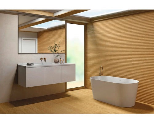 Modernes Badezimmer mit Badewanne, Waschtisch und Spiegel