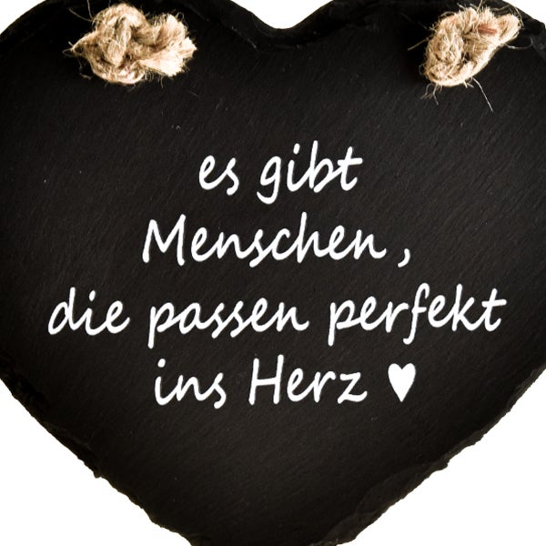 Herzförmige Schiefertafel mit der Aufschrift: Es gibt Menschen, die passen perfekt ins Herz