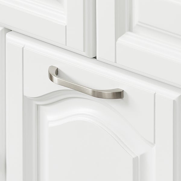 Detailansicht eines weißen Schrankes mit gebogenem, silberfarbenen Griff