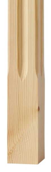 Detailansicht eines Treppenstabs aus Holz mit gefräster Nut und quadratischem Fuß