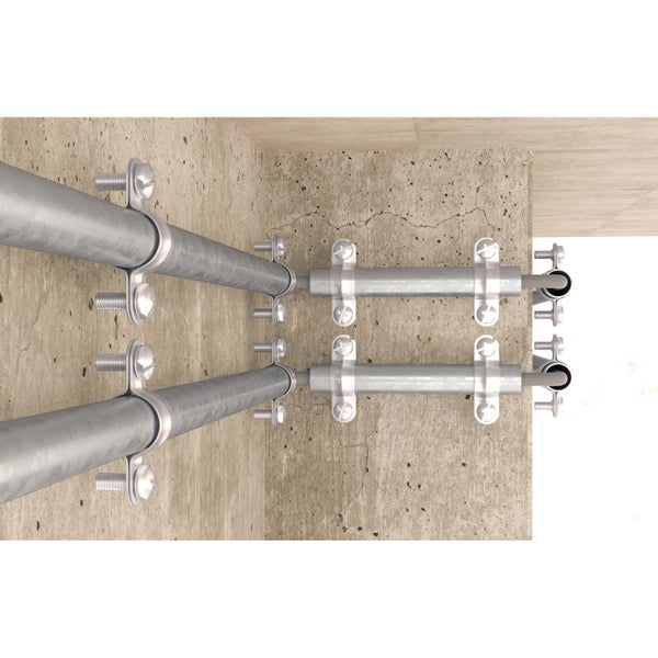 Zwei an einer Betonwand befestigte Metallrohre mit Rohrschellen