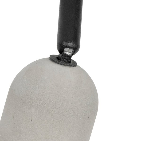 Detail eines verstellbaren Gelenks einer Lampe mit grauem Betonschirm und schwarzem Metallstab.