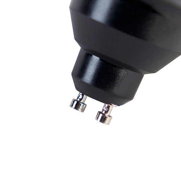 Nahaufnahme eines GU10-Sockels mit zwei Metallstiften für Leuchtmittel.