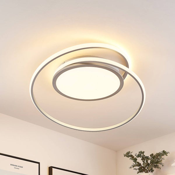 Moderne LED-Deckenleuchte mit zwei ineinander verschlungenen Ringen im Spiraldesign, Metallrahmen, warmweißes Licht.