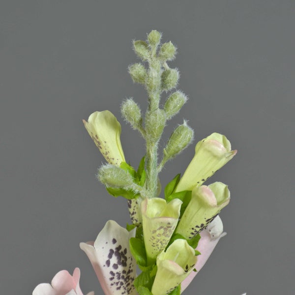 Künstlicher Fingerhut mit gelben Blüten und behaartem Stängel.
