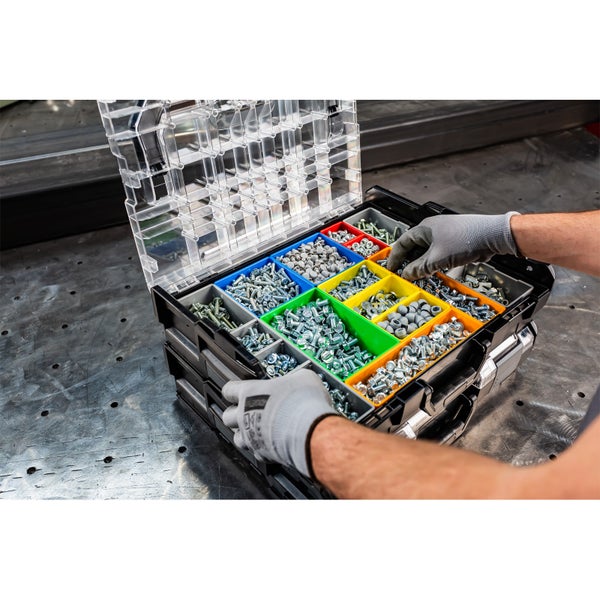 Eine Person trägt einen Stapel schwarzer Werkzeugkisten.